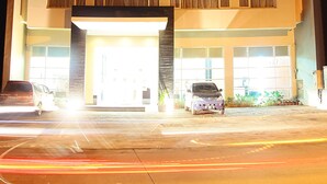 A hotel with a prominent sign reading "RAMEDO HOTEL". - Ramedo Hotel (Makassar)