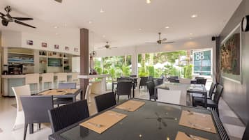 Breakfast, lunch, dinner served; Thai cuisine