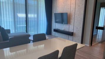 3 Bedroom with Private Pool | Opholdsområde | 32-tommers LCD-tv med kabelkanaler, tv