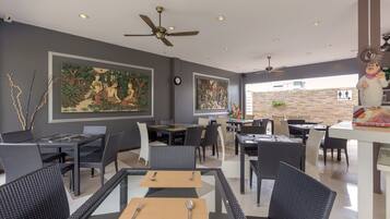 Breakfast, lunch, dinner served; Thai cuisine