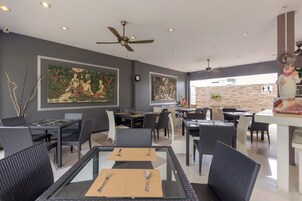 Breakfast, lunch, dinner served; Thai cuisine 