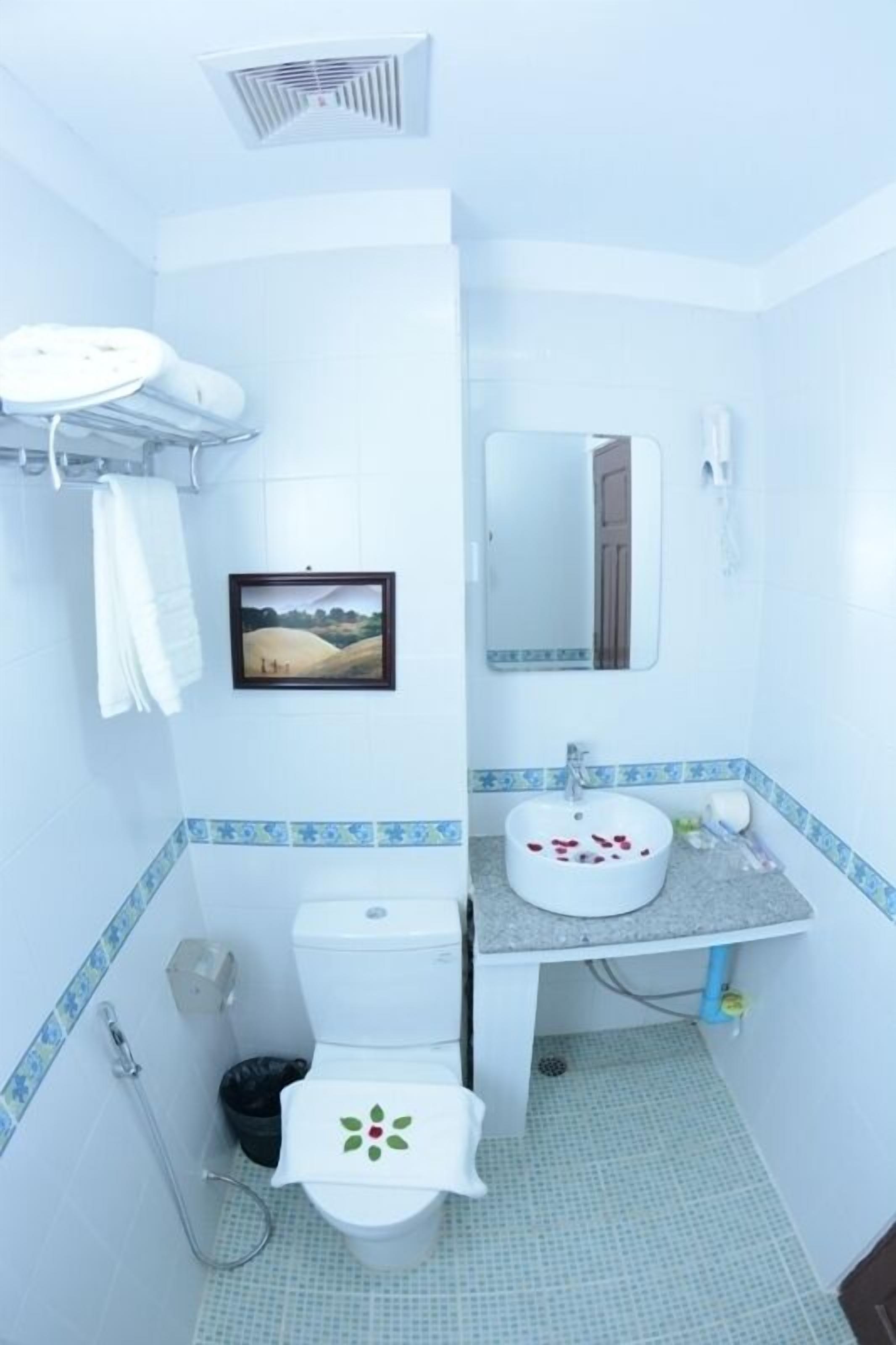 junior suite | bathroom | free toiletries, hair dryer, slippers, towels