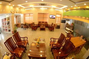 Reception hall - Kaung Myint Hotel (Mandalay)