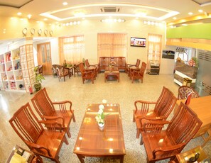 Lobby sitting area - Kaung Myint Hotel (Mandalay)