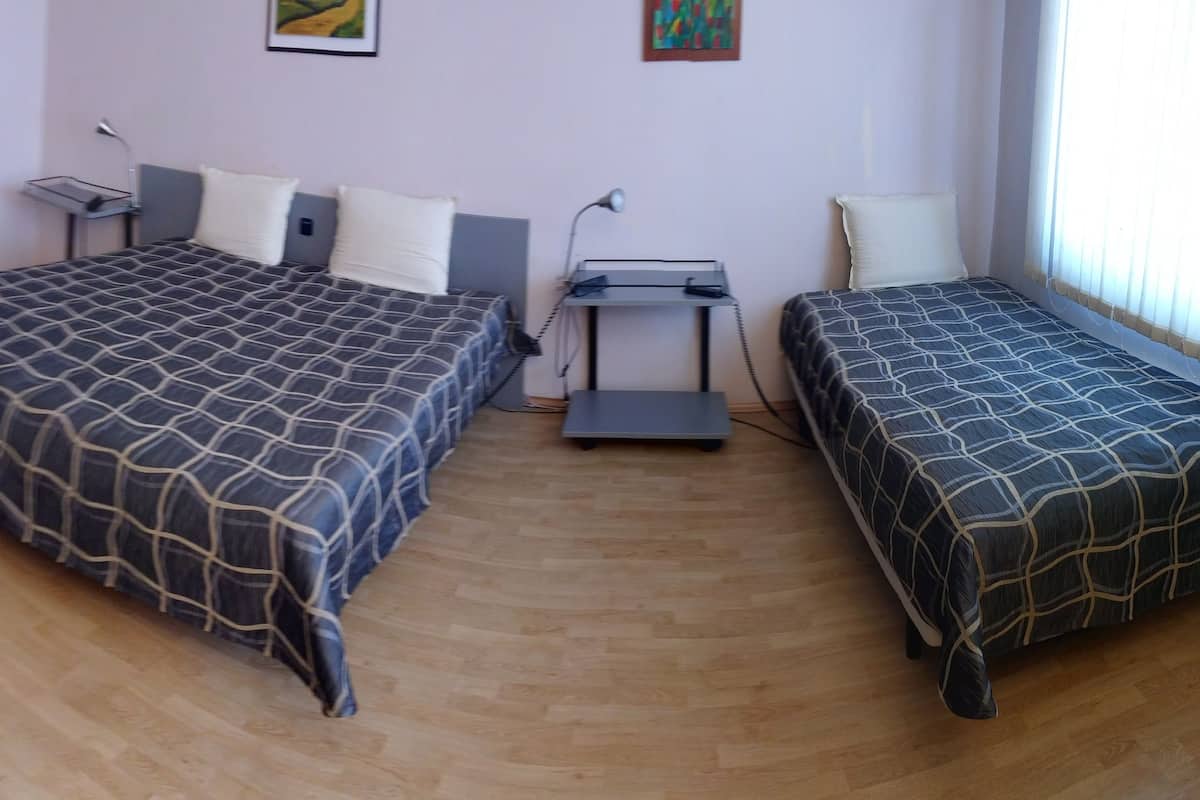 Habitación triple clásica | Escritorio, cunas gratuitas y wifi gratis