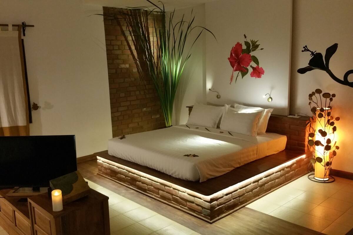 junior suite | minibar, in-room safe, individually decorated, individually furnished