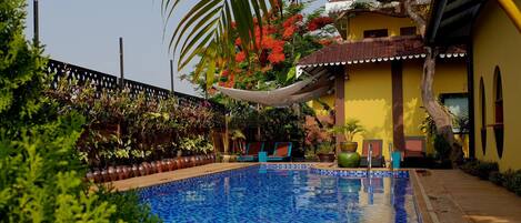 Utomhuspool och solstolar