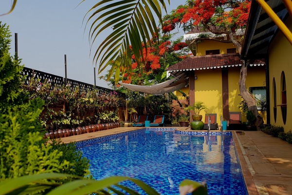 Piscina externa, espreguiçadeiras