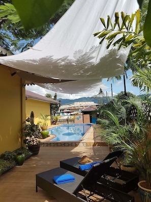 Piscine extérieure, chaises longues