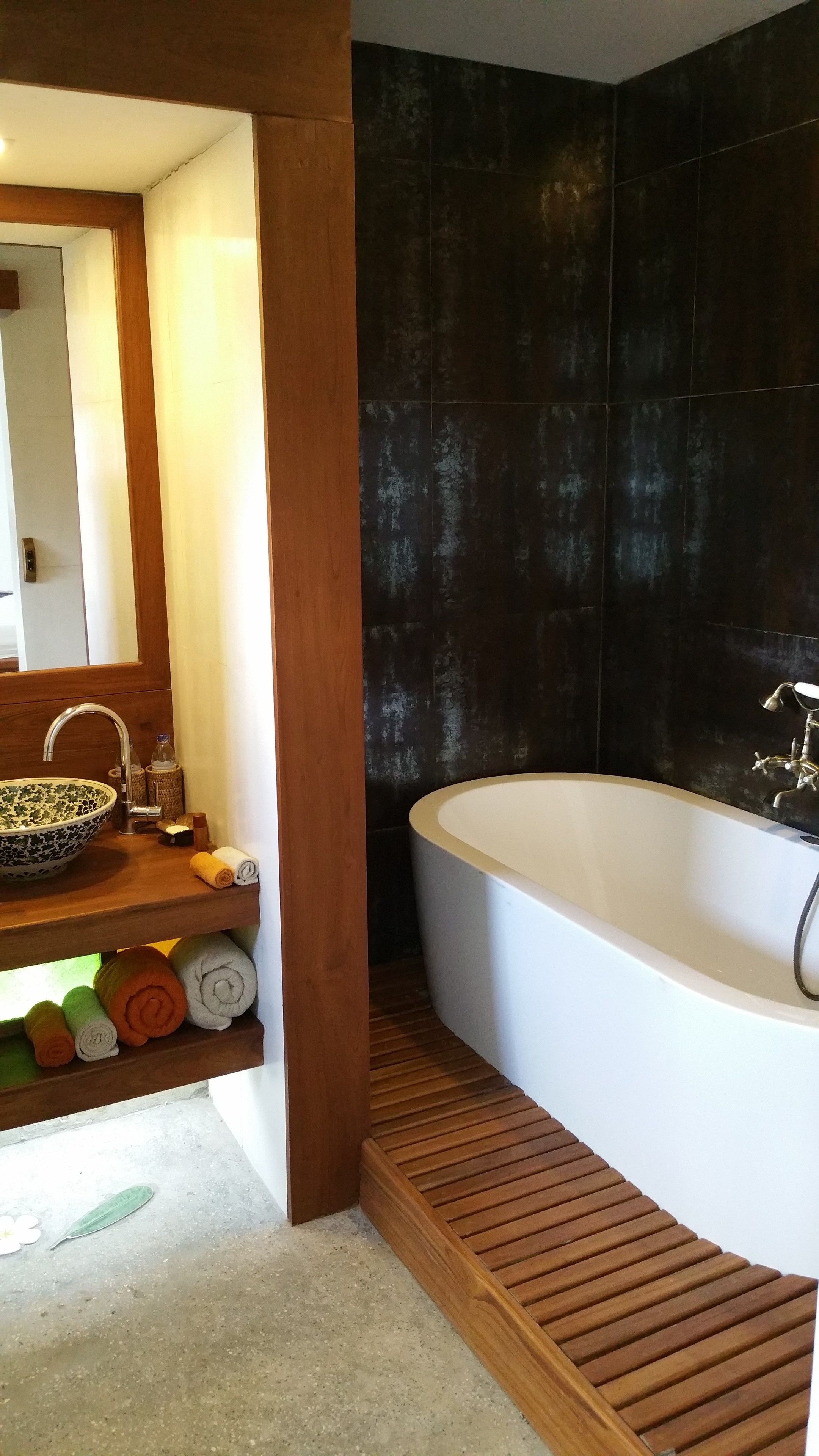 executive suite | bathroom | shower, free toiletries, hair dryer, slippers