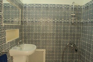 Buồng tắm vòi sen, đồ dùng nhà tắm miễn phí