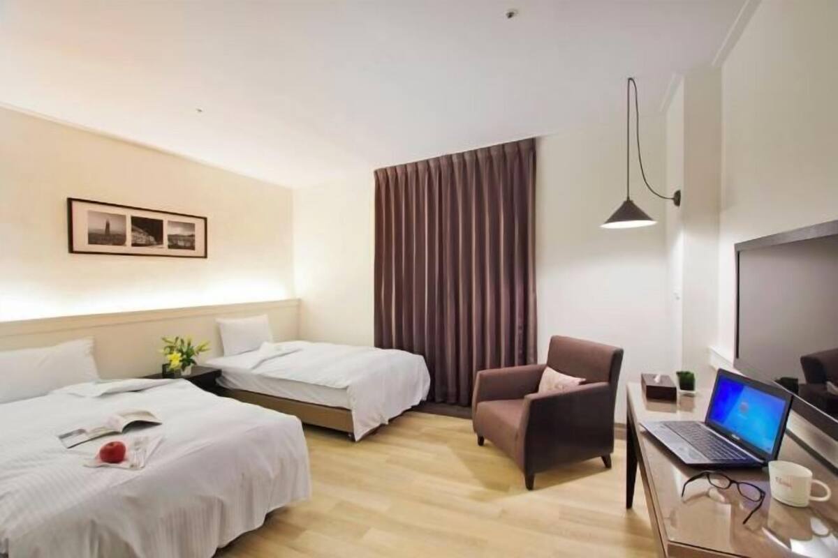 Down comforters, in-room safe, desk, blackout drapes