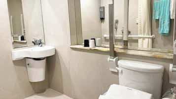 Superior-værelse - handicapvenligt - uden vindue | Badeværelse | Bruser, brusehoved med spredningseffekt, hårtørrer, hjemmesko