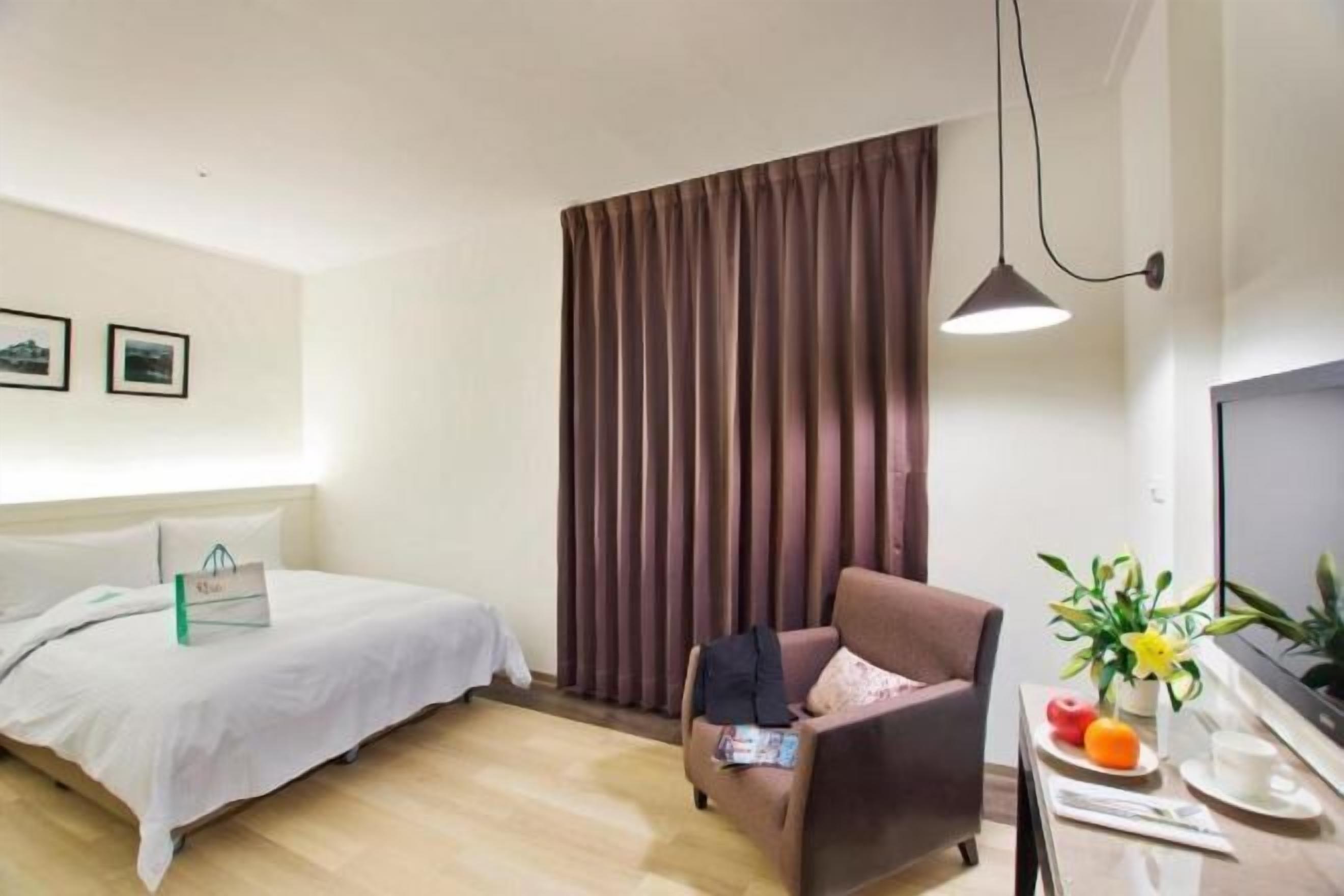 Cobrellits, caixa forta a l'habitació, escriptori i cortines opaques 