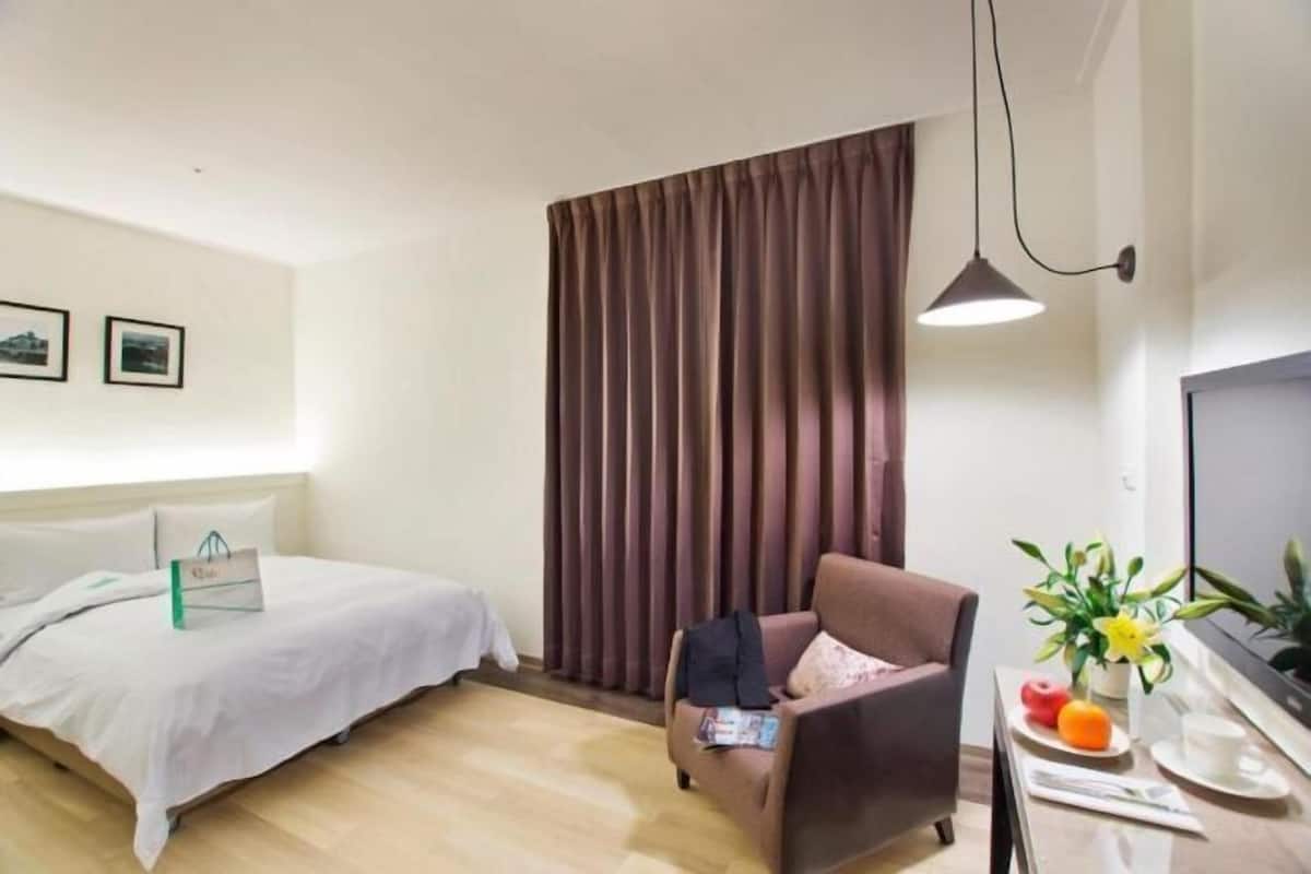 Down comforters, in-room safe, desk, blackout drapes