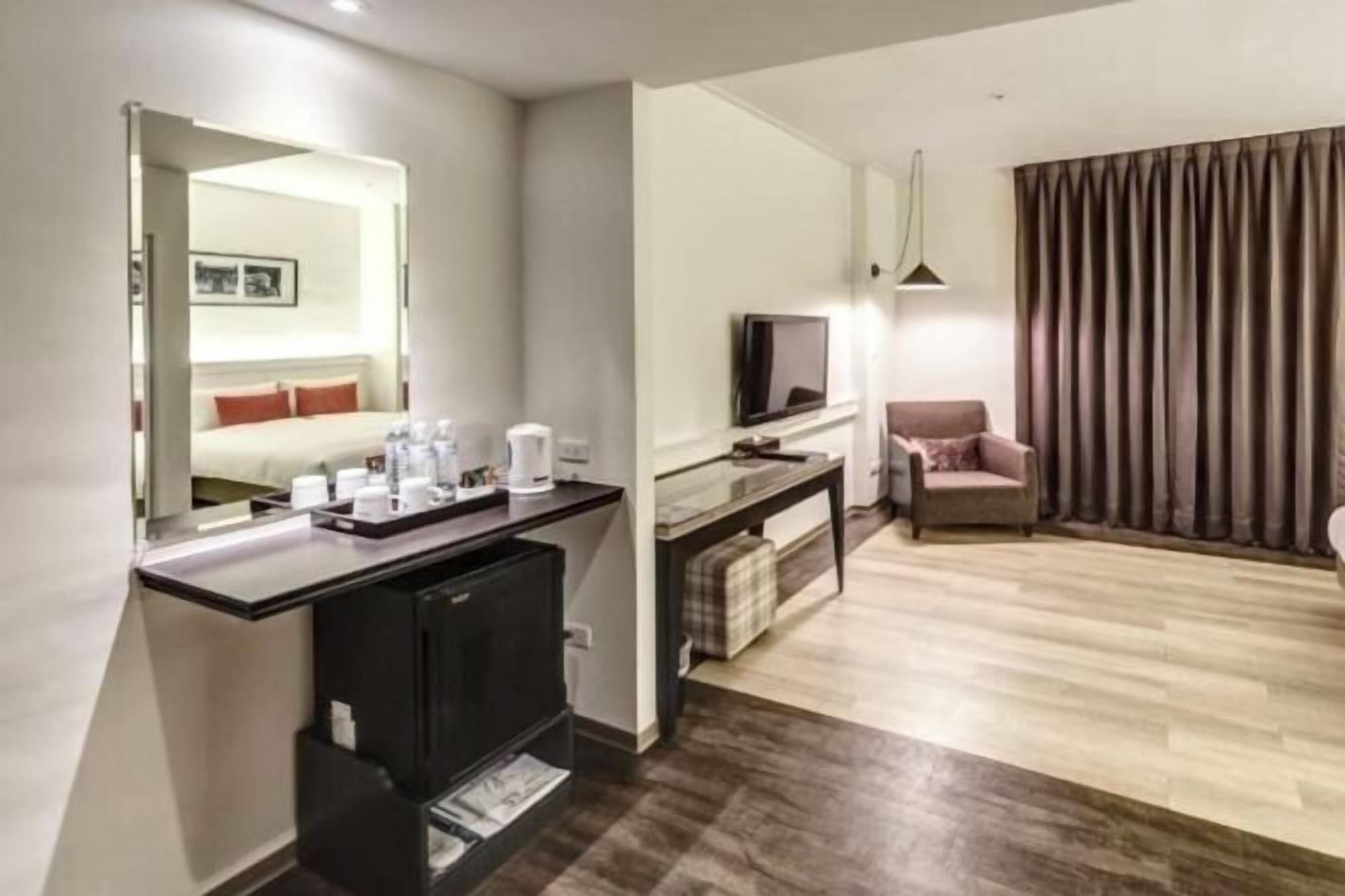 Cobrellits, caixa forta a l'habitació, escriptori i cortines opaques 