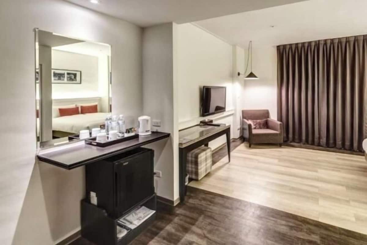 Down comforters, in-room safe, desk, blackout drapes