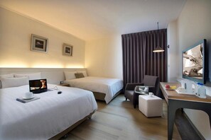 Edredones de plumas, caja fuerte, escritorio y cortinas opacas