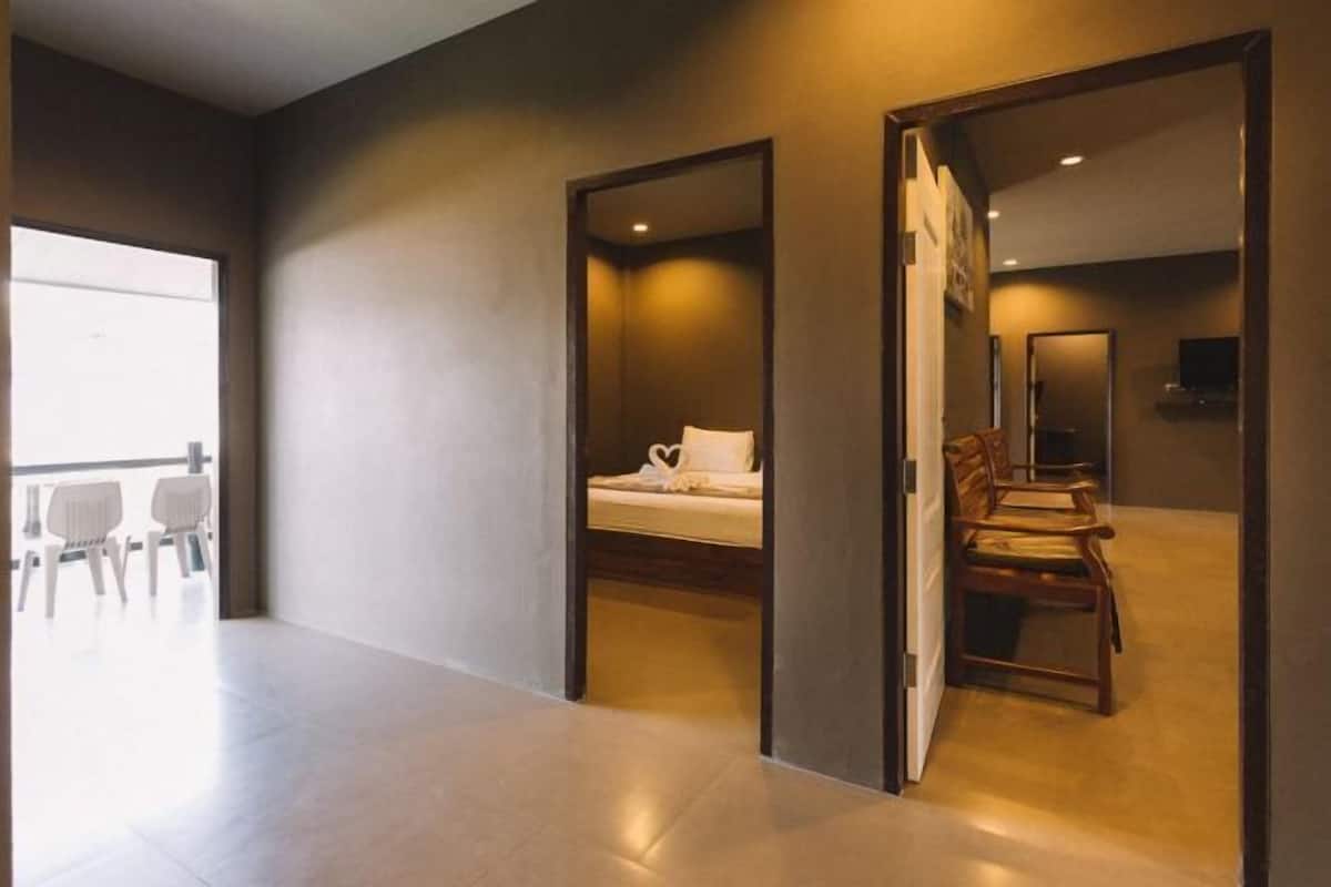 In-room safe, free WiFi, bed sheets