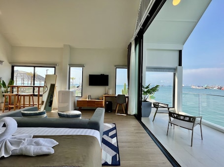 1 Bedroom Seaview Suite Corner | In-room safe, free WiFi, bed sheets