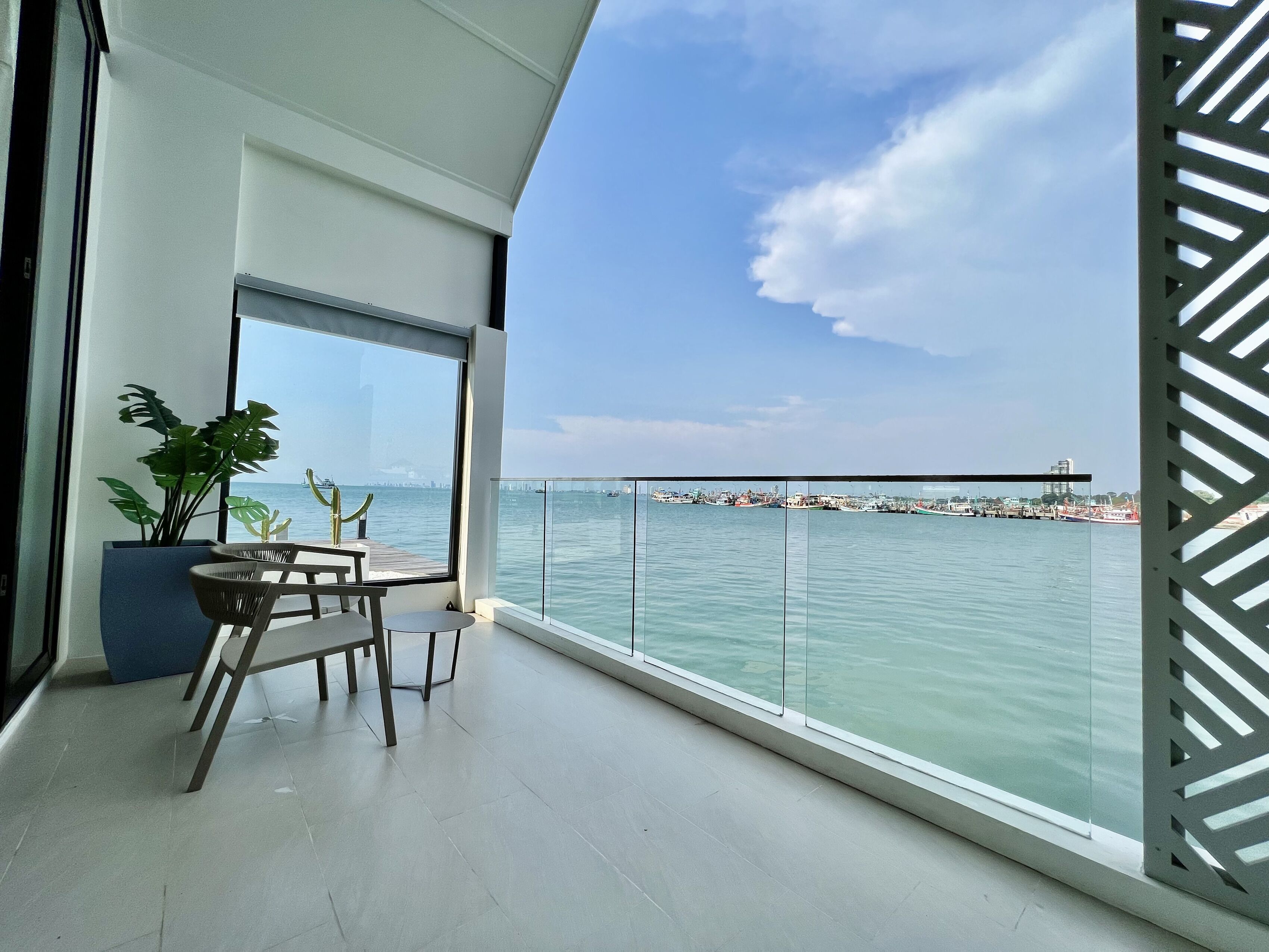 1 bedroom seaview suite corner | terrace/patio