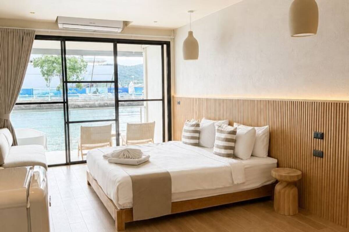 In-room safe, WiFi (free), bed sheets