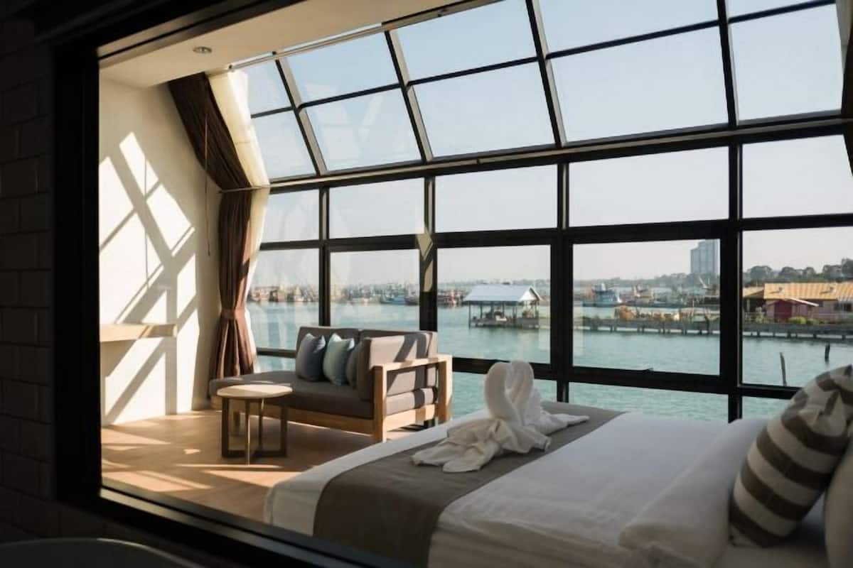 In-room safe, free WiFi, bed sheets