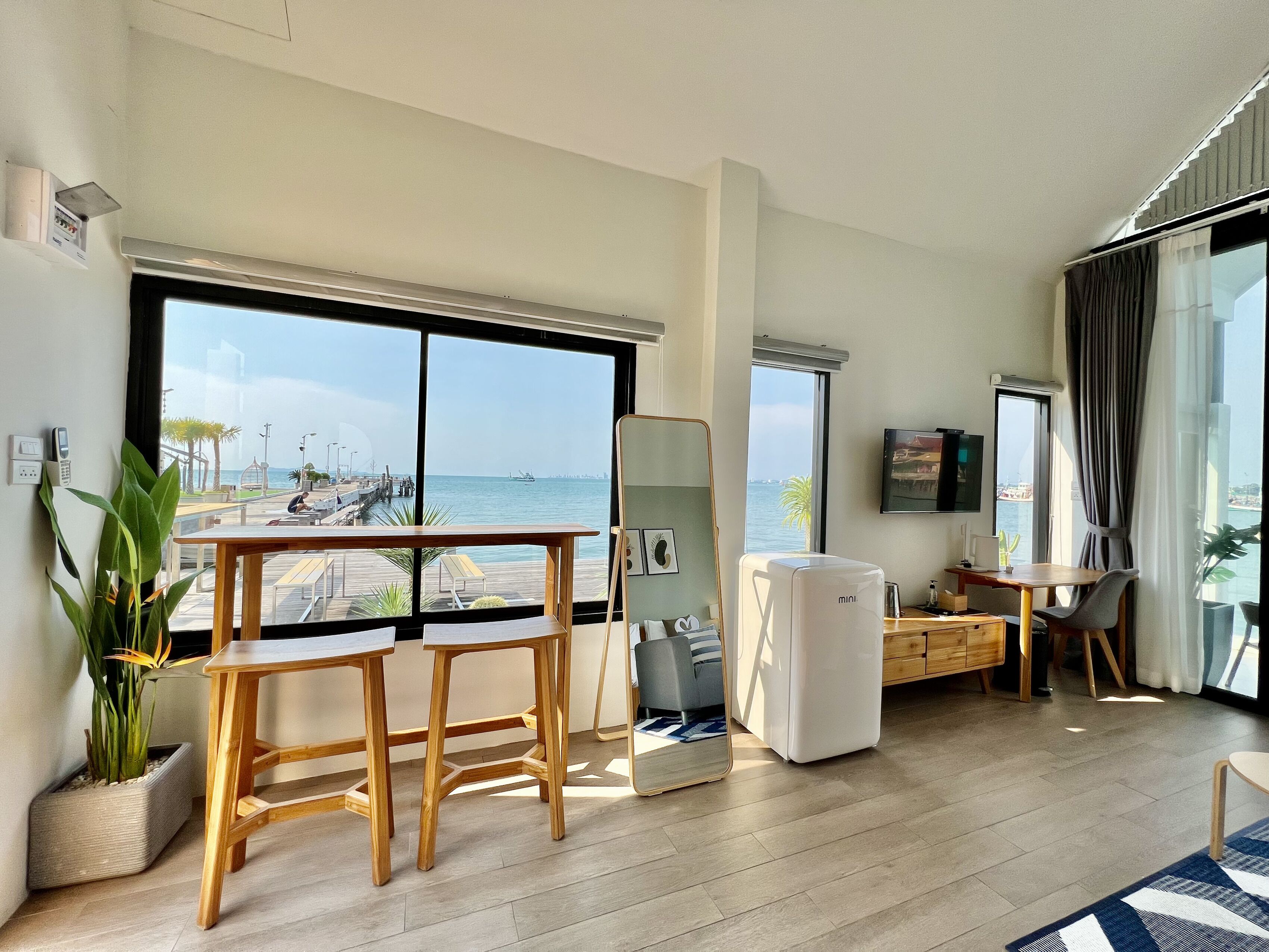 1 bedroom seaview suite corner | 1 bedroom, in-room safe, free wifi, bed sheets