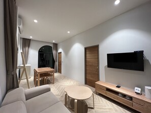 2 Bedroom Seaview Deluxe | Area keluarga | Televisi LED 36-inci dengan saluran TV satelit dan Netflix