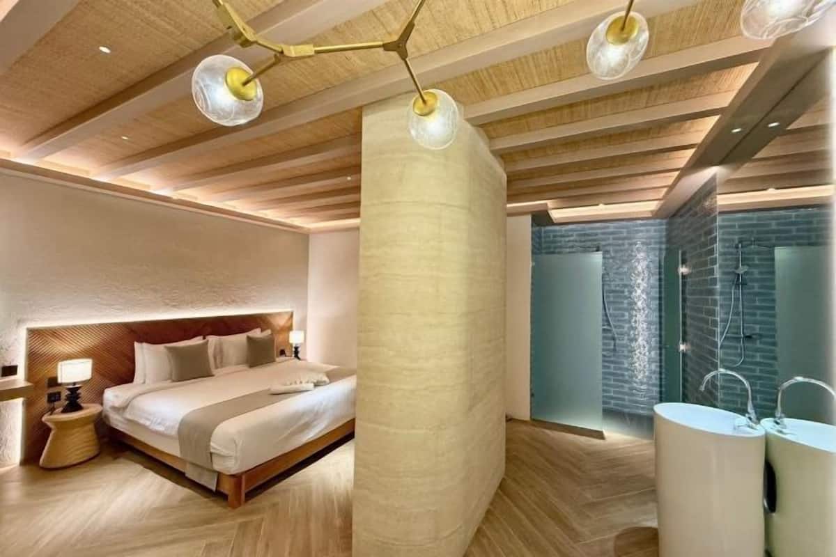 In-room safe, free WiFi, bed sheets