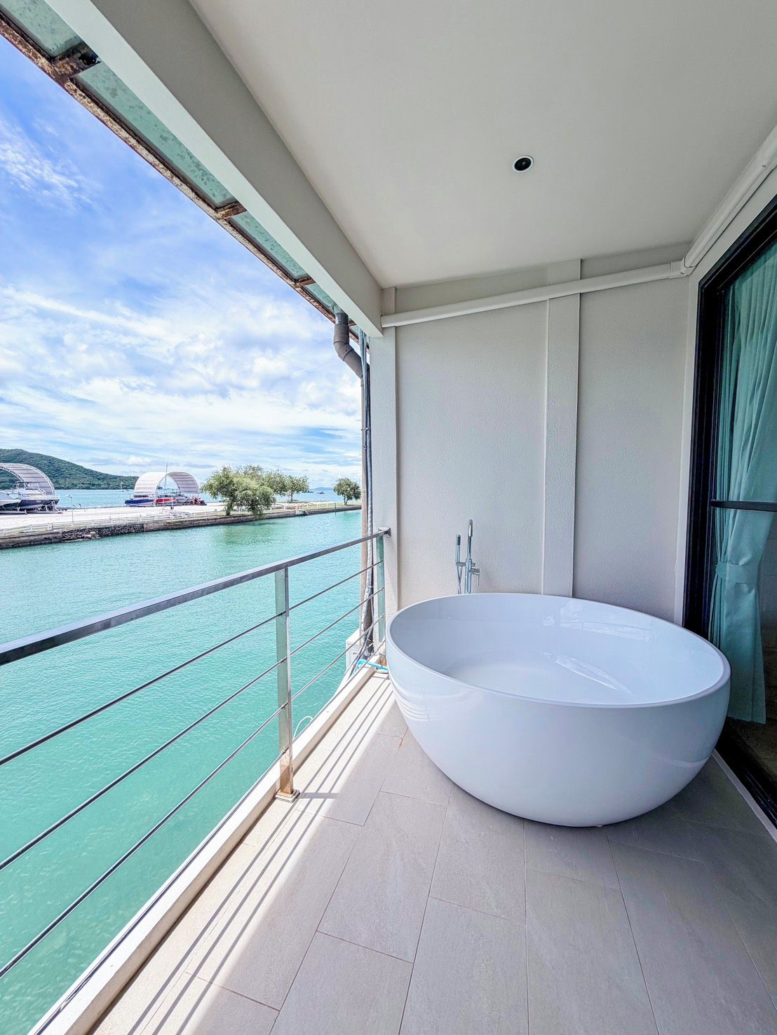 Deep-soaking bathtub