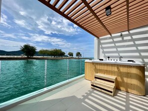 2 Bedroom Seaview Suite | Terraza o patio