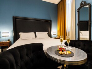 Deluxe Double Room, City View | Premium bedding, memory-foam beds, free minibar items, in-room safe - Jb Relais - Campo De' Fiori (Rome)