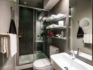 Habitación Deluxe doble, vistas a la ciudad | Baño | Artículos de higiene personal gratuitos, secador de pelo y albornoces