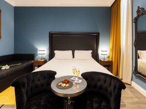 Kamar Double Mewah | Seprai premium, busa memori, isi minibar gratis, dan brankas