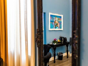 Kamar Double Deluks, 1 kamar tidur, pemandangan kota | Seprai premium, busa memori, isi minibar gratis, dan brankas