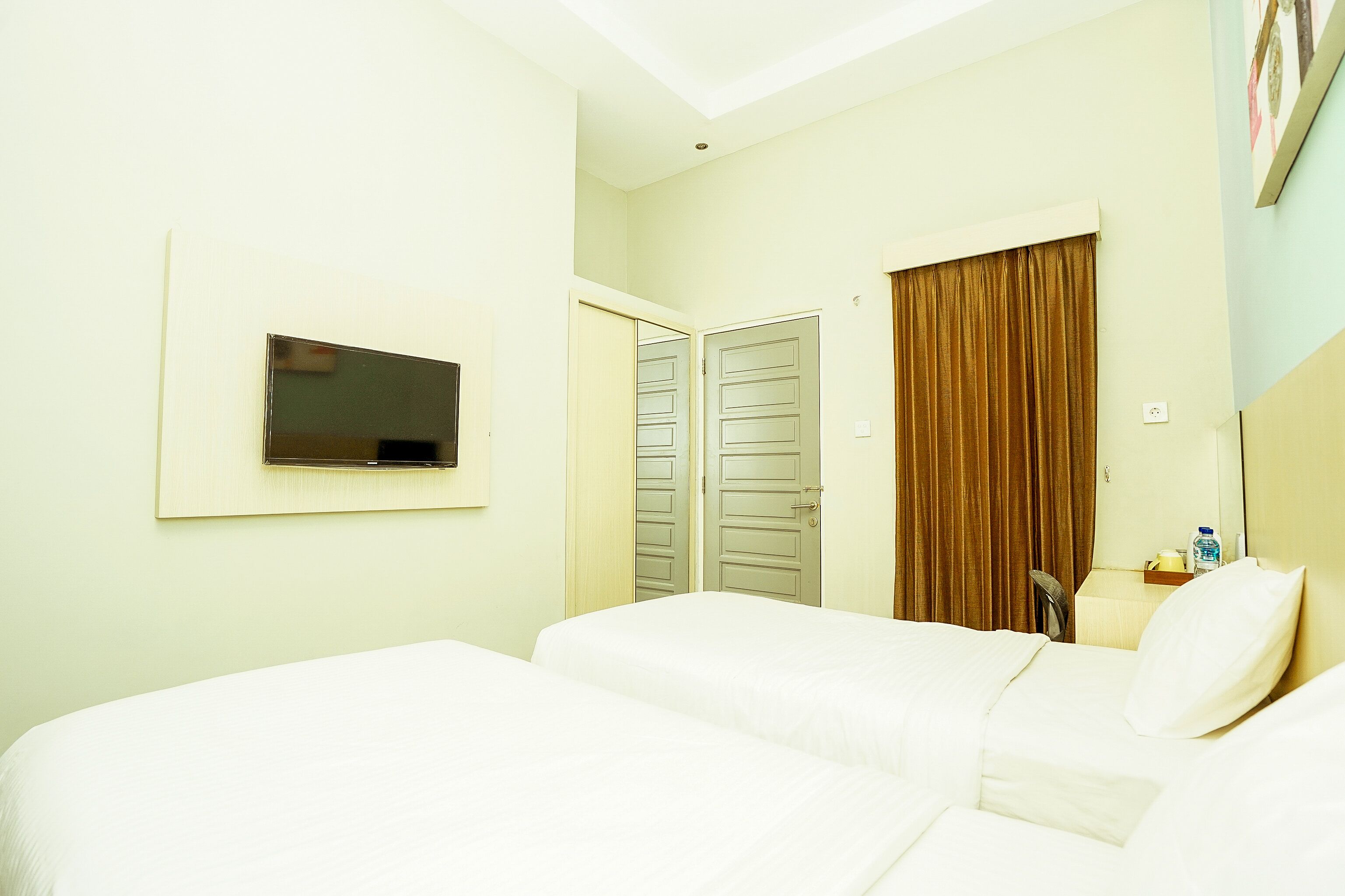 desk, soundproofing, free wifi, bed sheets