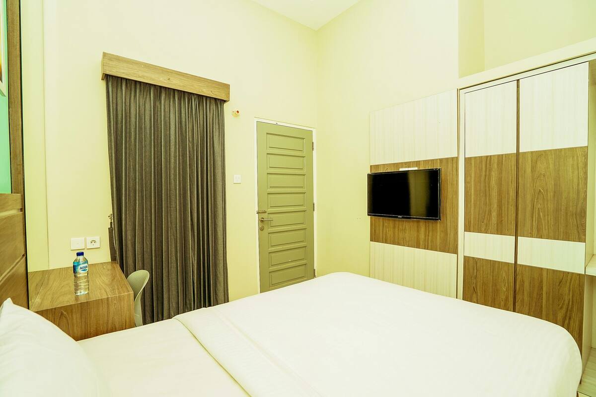 single room | desk, soundproofing, free wifi, bed sheets