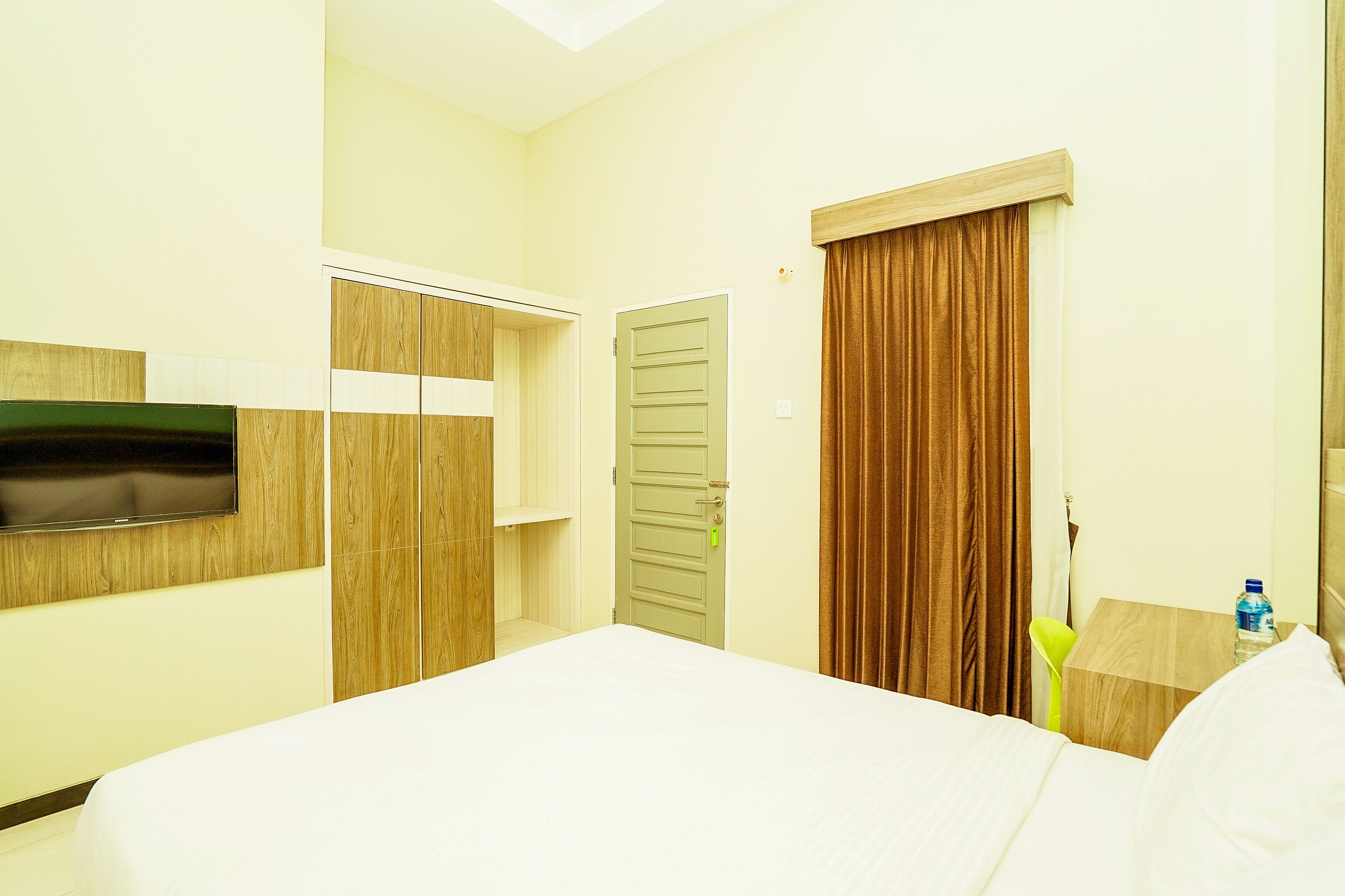 desk, soundproofing, free wifi, bed sheets