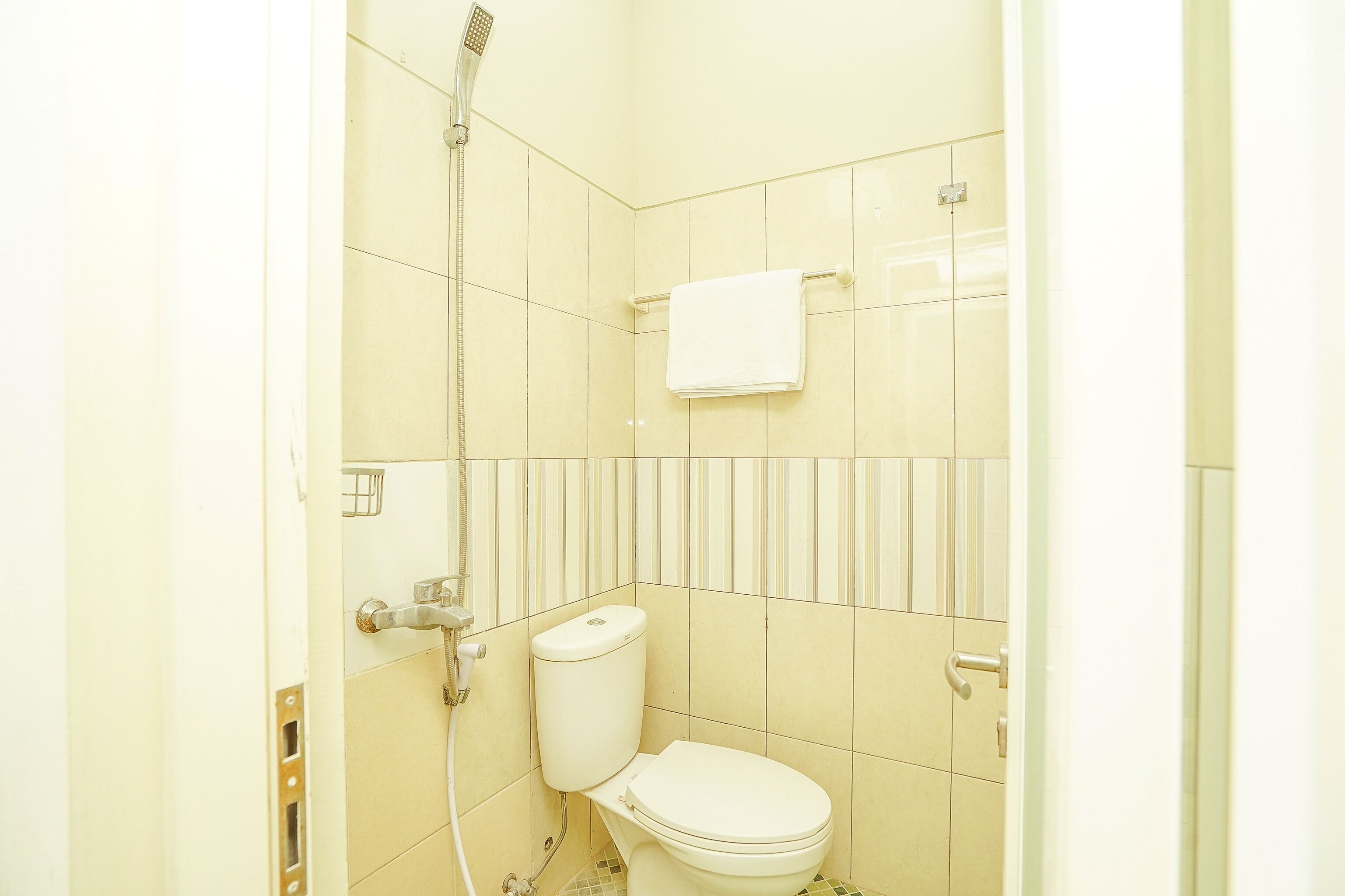 single room | bathroom | shower, bidet, towels