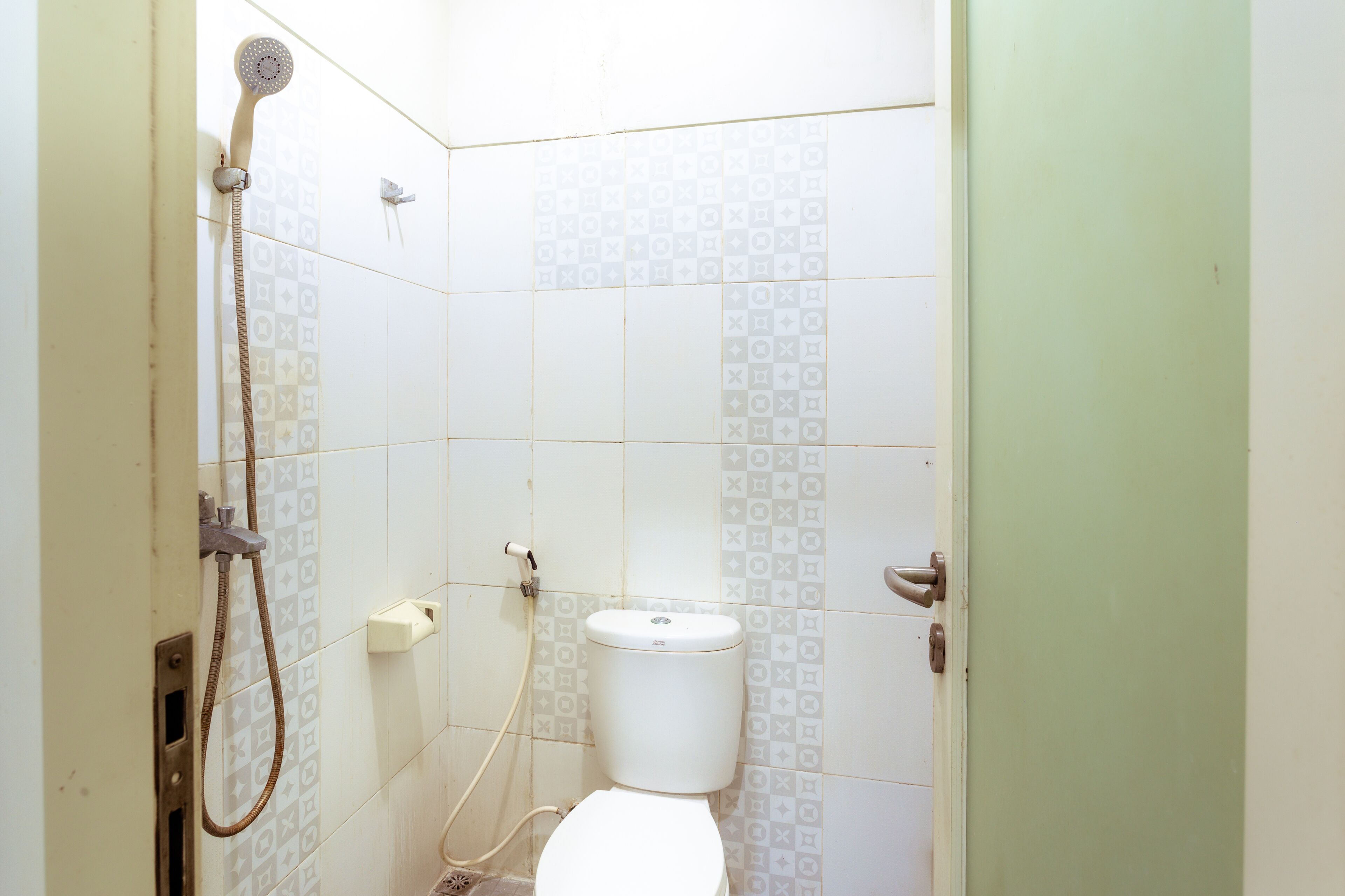 shower, bidet, towels