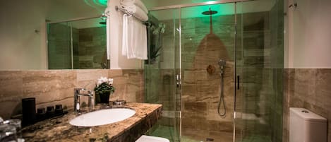 Exclusive-Doppelzimmer, Balkon, Stadtblick | Badezimmer