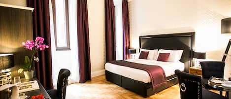 Deluxe driepersoonskamer | Luxe beddengoed, donsdekens, pillowtop-bedden, een minibar