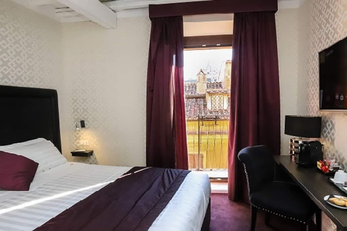 Comfort Room, Balcony | Peralatan tempat tidur premium, gebar bulu kapas, tilam berlapik
