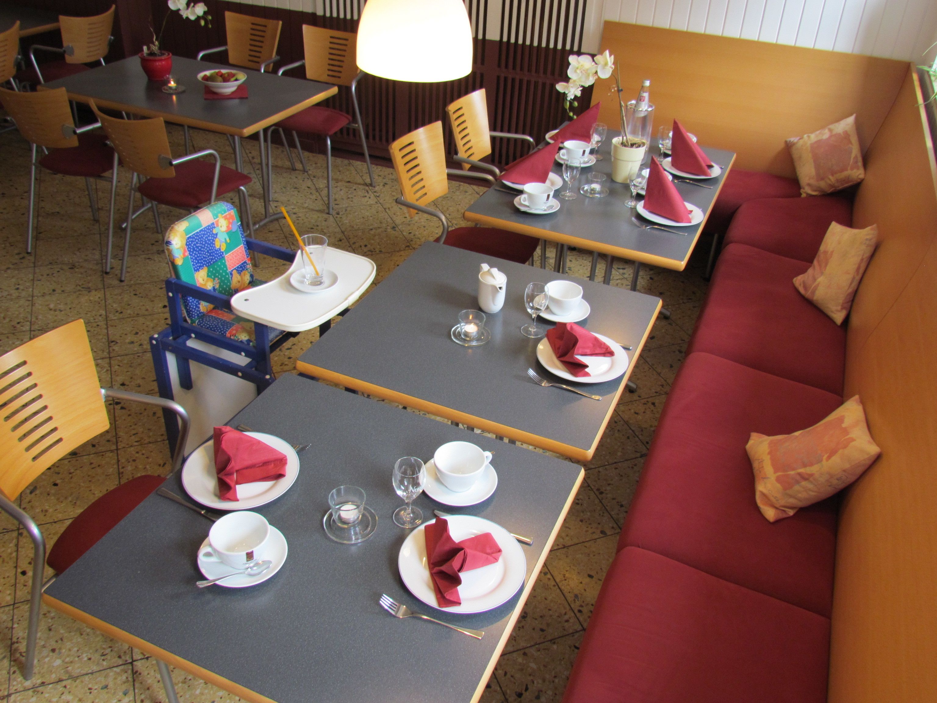 Daily continental breakfast (EUR 8.5 per person)