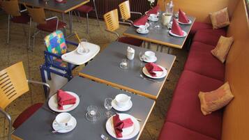 Se ofrece un desayuno continental (8.5 EUR por persona)