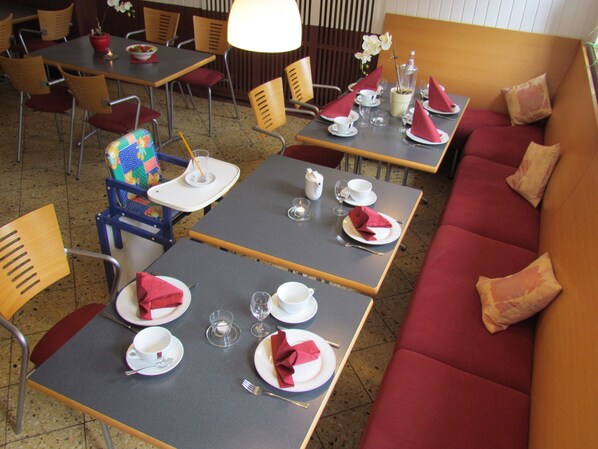 Daily continental breakfast (EUR 8.5 per person)