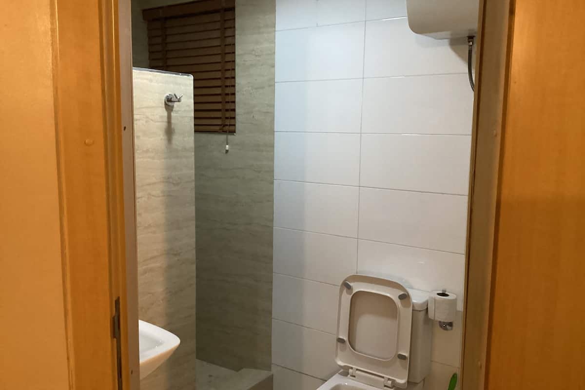 shower, free toiletries, towels