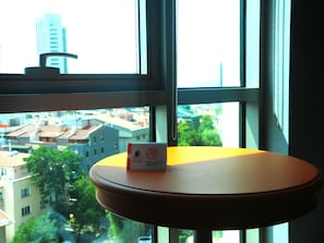 Una ventana con vistas a edificios y árboles.