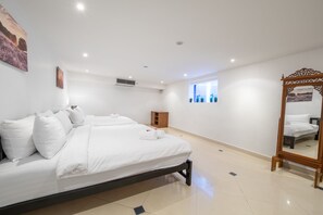 Villa 4 Bedroom Private Pool and Garden | Minibar, värdeförvaringsskåp på rummet, skrivbord och gratis barnsängar
